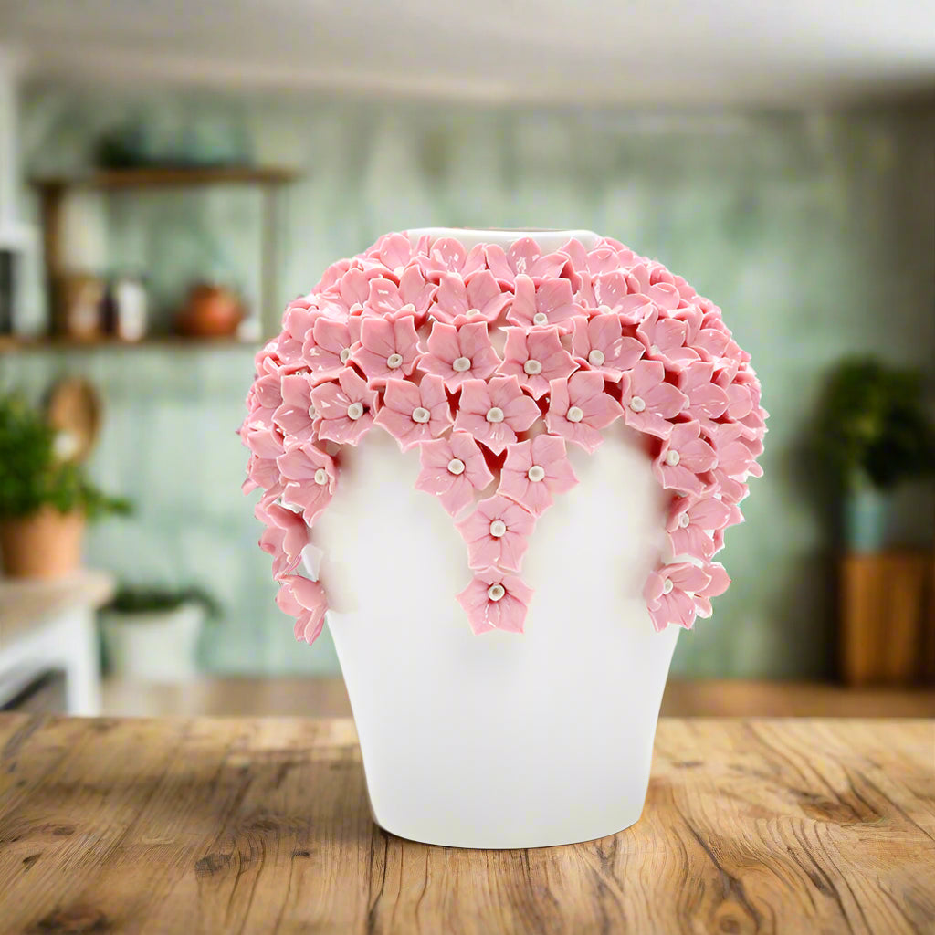 Crisantemi rosa illuminano le decorazioni di lusso per la stanza dei modelli