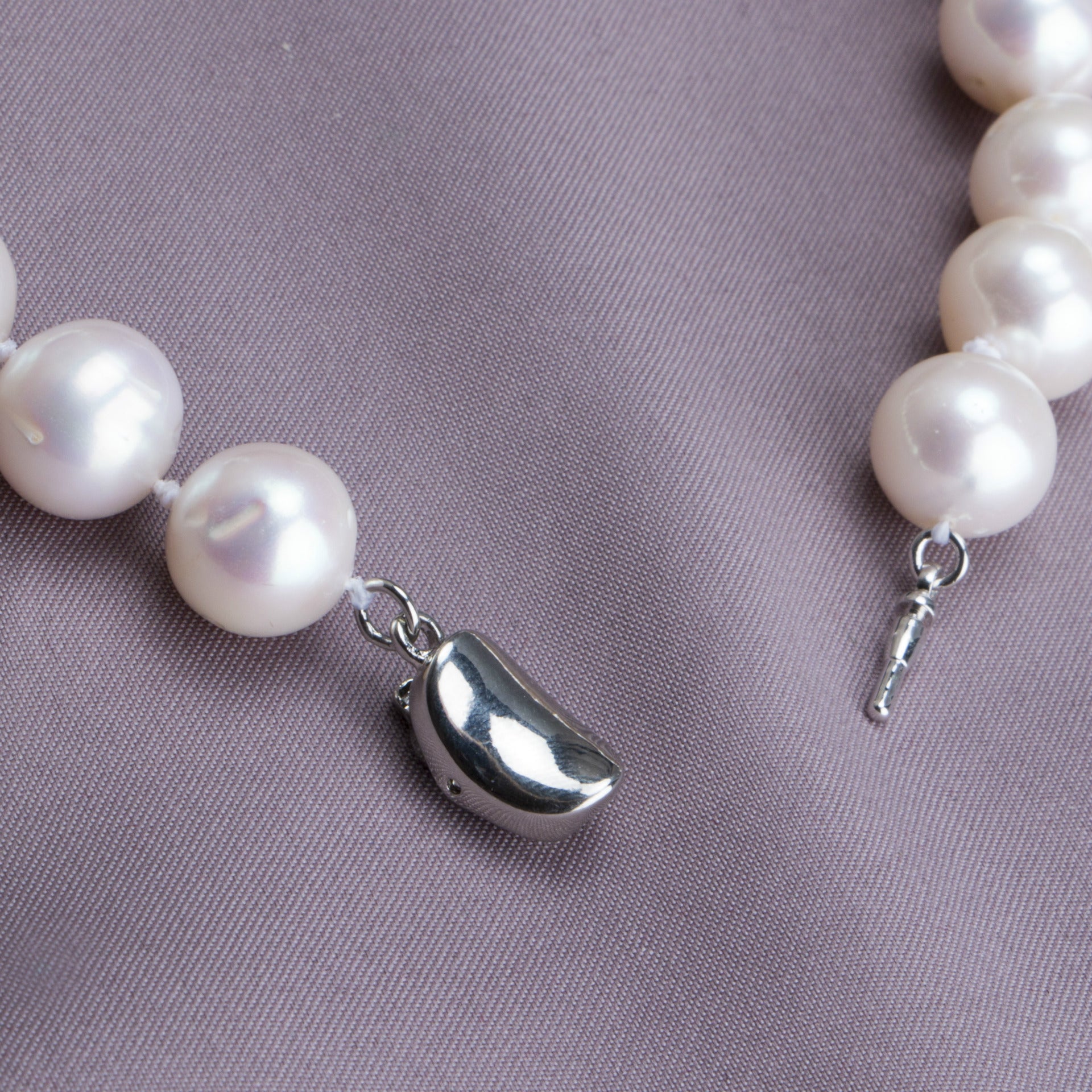 Collana classica con perle d'acqua dolce a forma di catena madre.