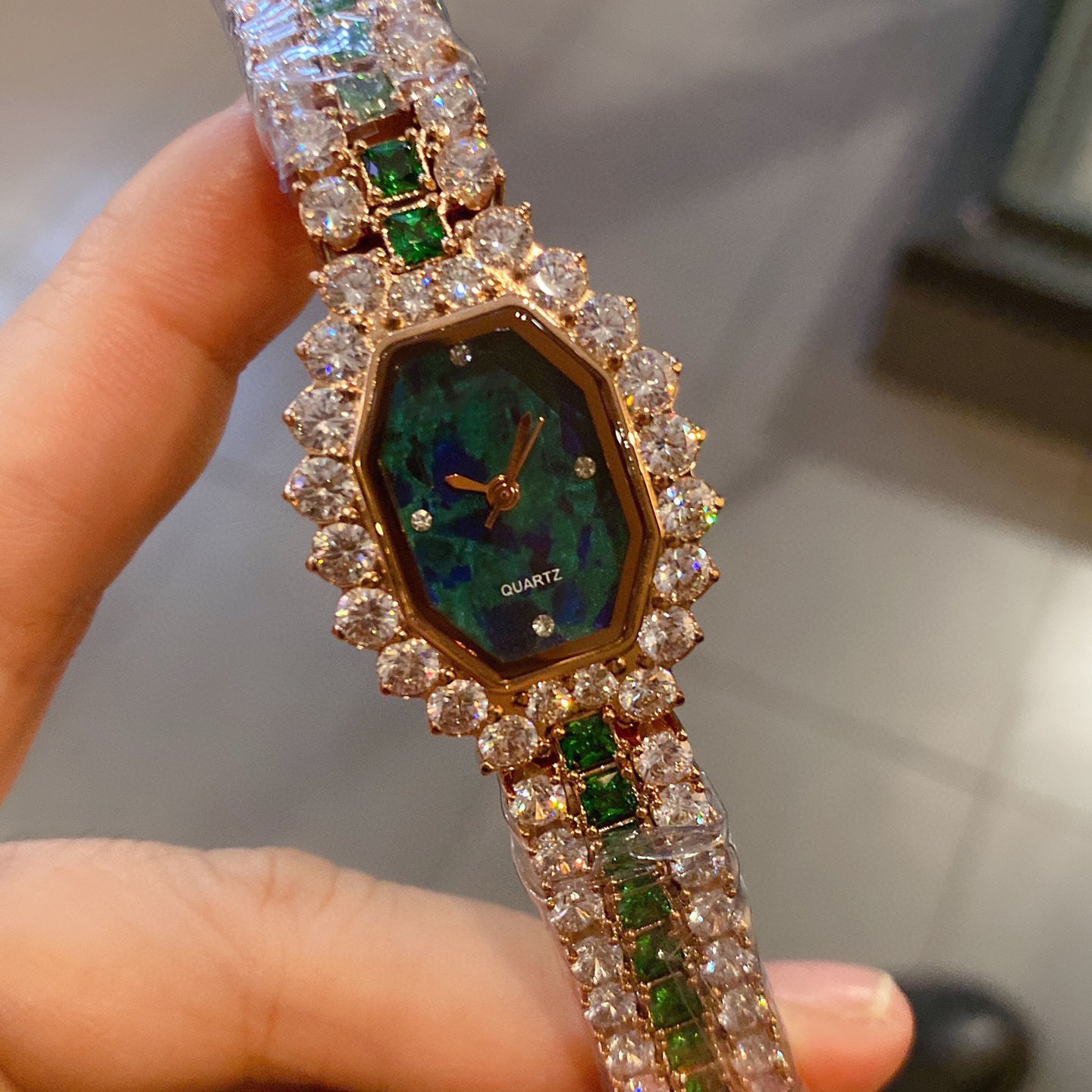 Orologio da donna con quadrante a botte di vino, completamente in diamanti, verde