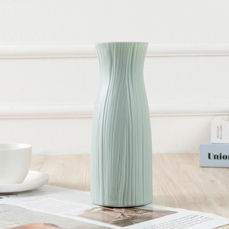 Vaso in plastica resistente, fiori artificiali, ornamenti.