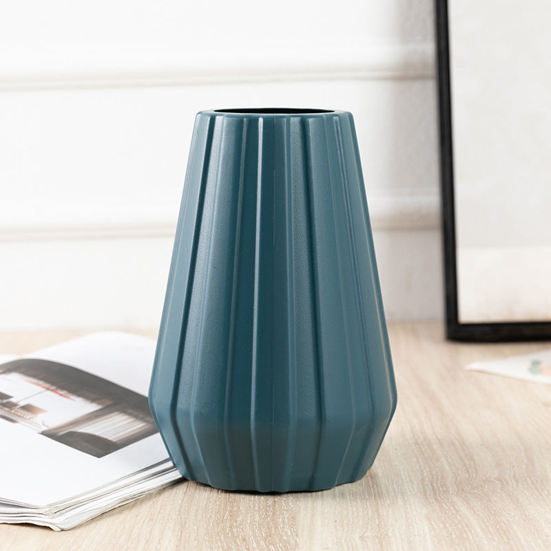 Vaso in plastica resistente, fiori artificiali, ornamenti.