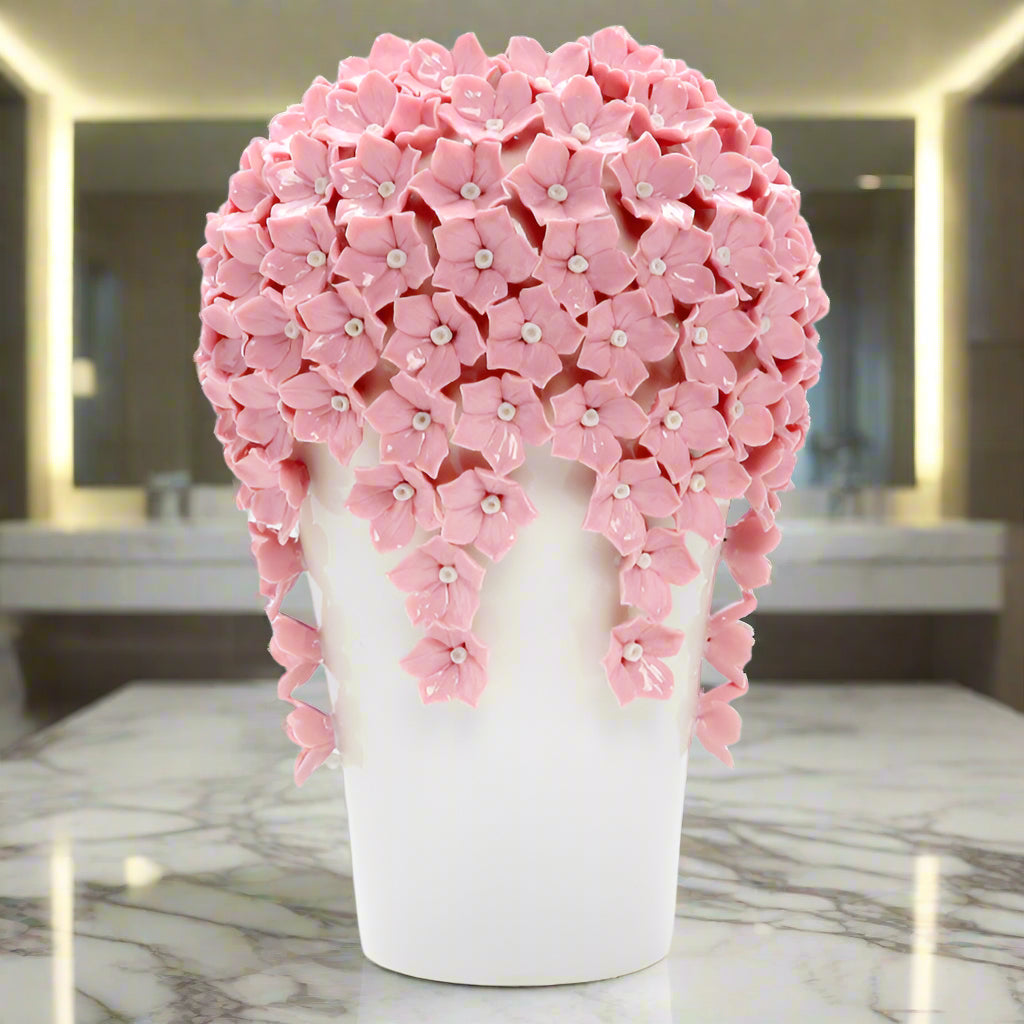 Crisantemi rosa illuminano le decorazioni di lusso per la stanza dei modelli