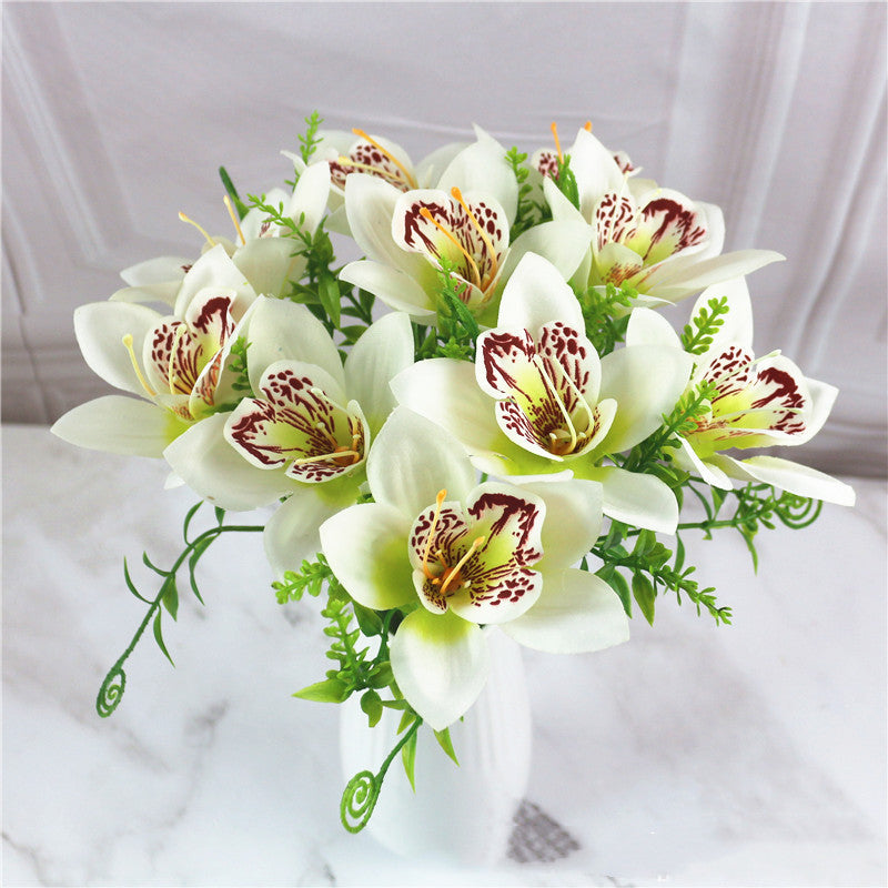 Flores de orquídea de seda decorativas hechas a mano