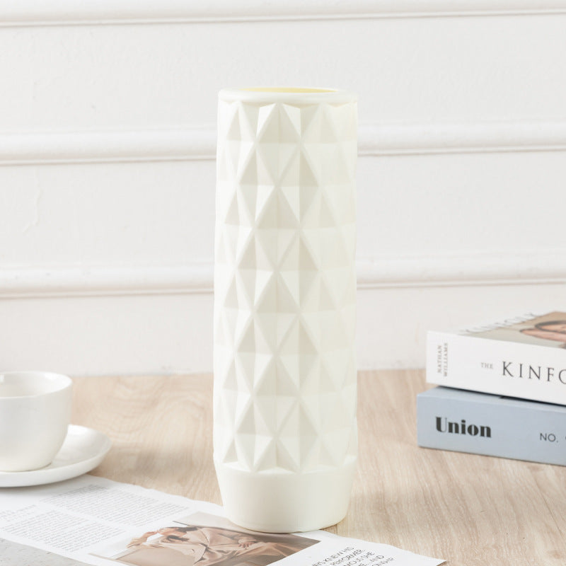 Vaso in plastica resistente, fiori artificiali, ornamenti.