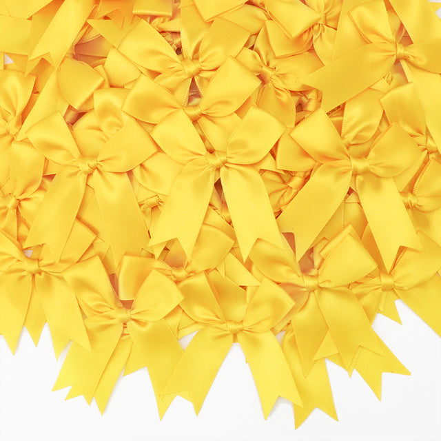 Pacchetti regalo con fiocchi in nastro di raso