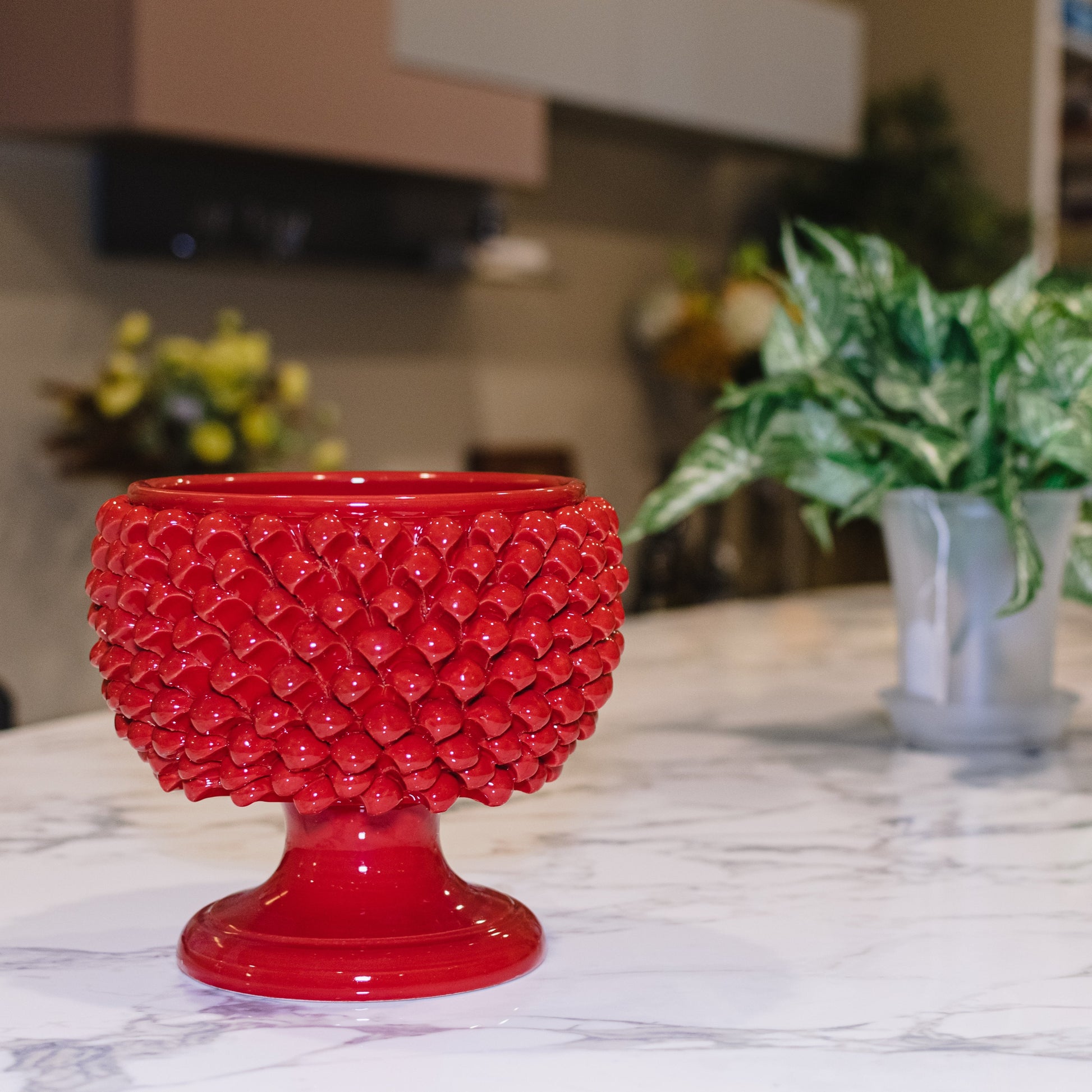 Vaso mezza pigna rosso fuoco in ceramica di Caltagirone