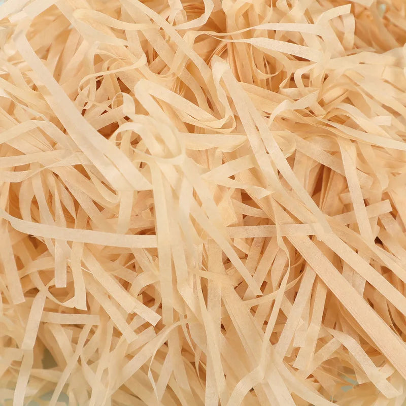 Riempimento per scatole regalo di caramelle in carta crespa triturata color rafia.