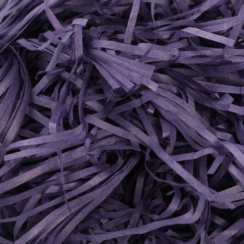 Riempimento per scatole regalo di caramelle in carta crespa triturata color rafia.