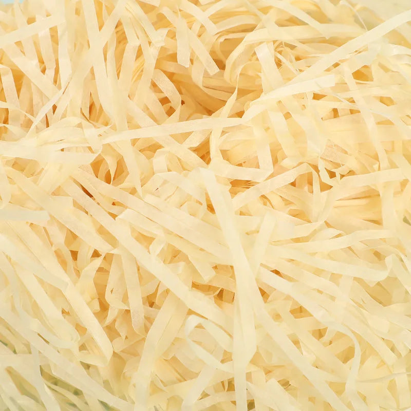 Riempimento per scatole regalo di caramelle in carta crespa triturata color rafia.