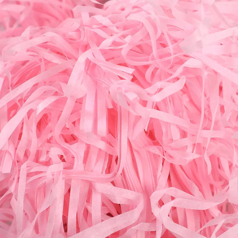 Riempimento per scatole regalo di caramelle in carta crespa triturata color rafia.