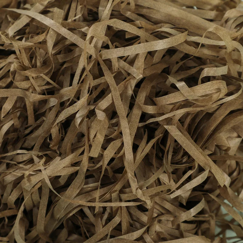 Riempimento per scatole regalo di caramelle in carta crespa triturata color rafia.