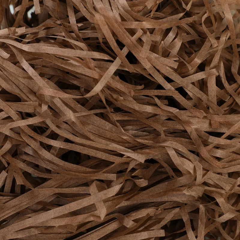 Riempimento per scatole regalo di caramelle in carta crespa triturata color rafia.