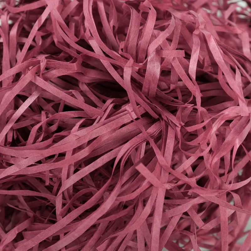 Riempimento per scatole regalo di caramelle in carta crespa triturata color rafia.