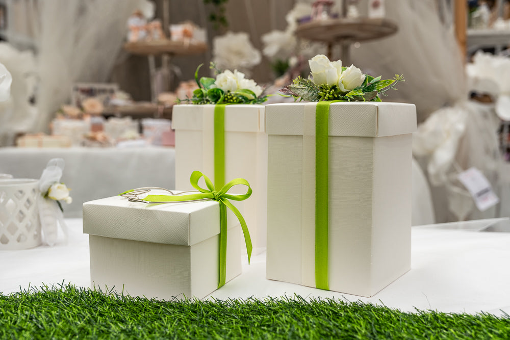 Scatola regalo piccola completa di nastro e fiori di seta