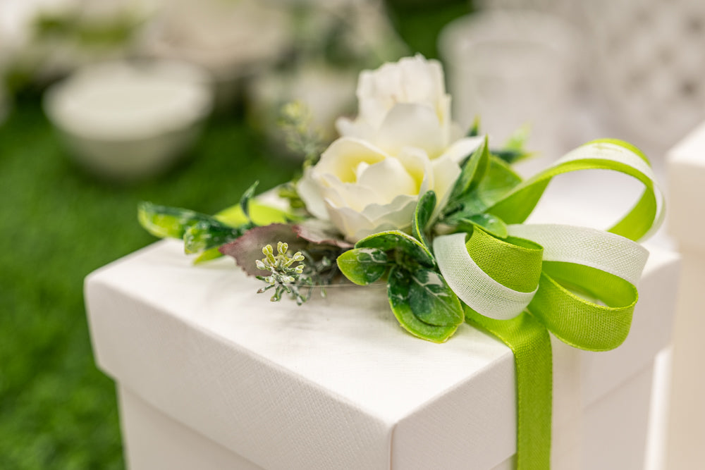 Scatola regalo piccola completa di nastro e fiori di seta