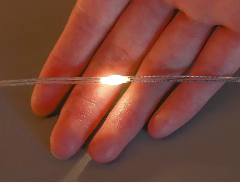 Cortina de luces navideñas con forma de estrella y Papá Noel.