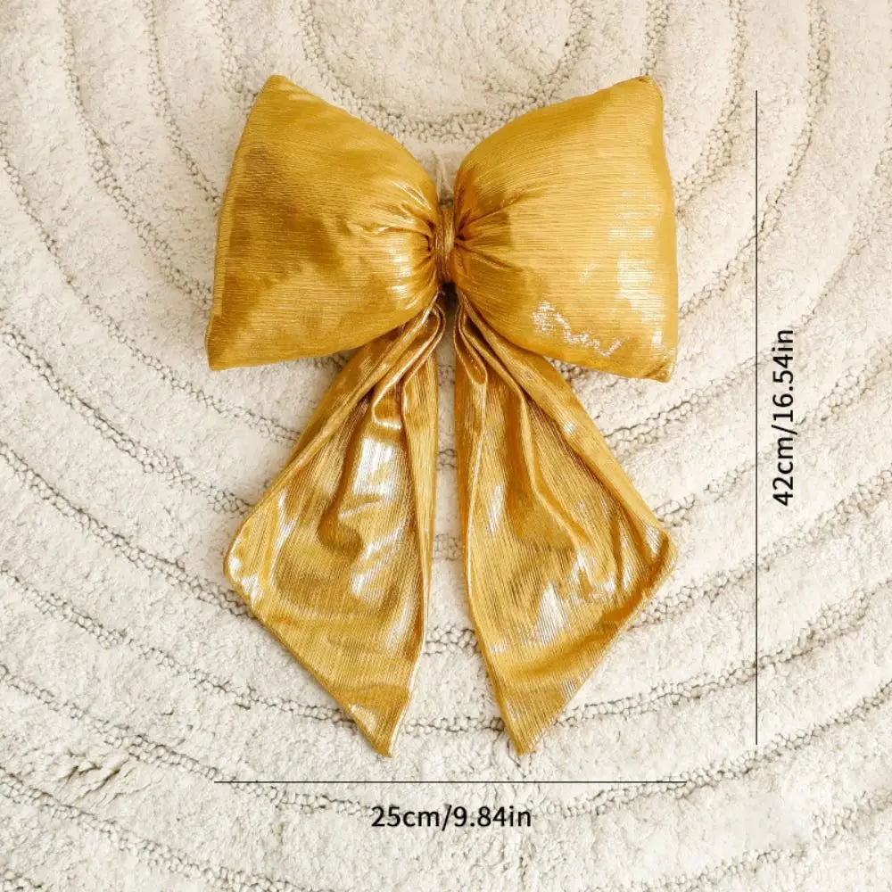 Decorazione natalizia con fiocchi rossi di grandi dimensioni per la punta dell'albero.