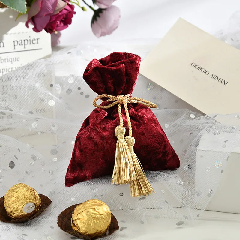 Bolsa de terciopelo con borlas y cordón de tela.