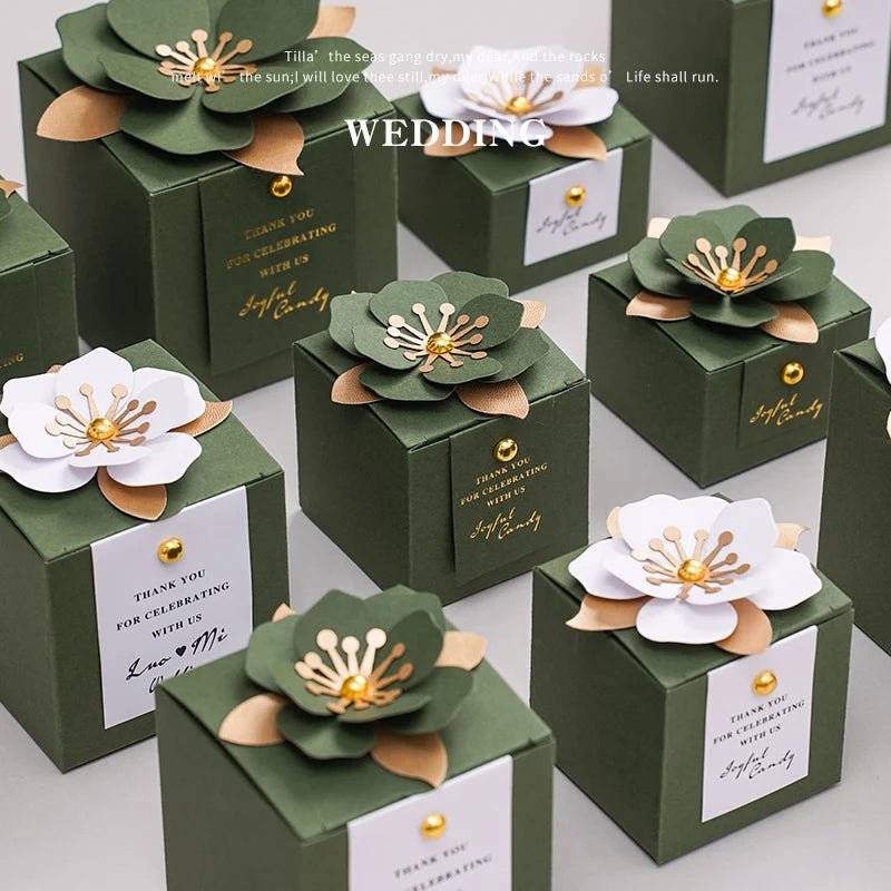 Scatola portaconfetti per matrimonio, verde, creativa, quadrata, personalizzata con fiori.