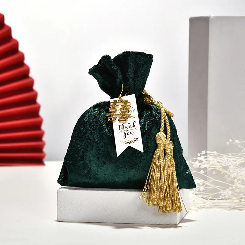 Bolsa de terciopelo con borlas y cordón de tela.