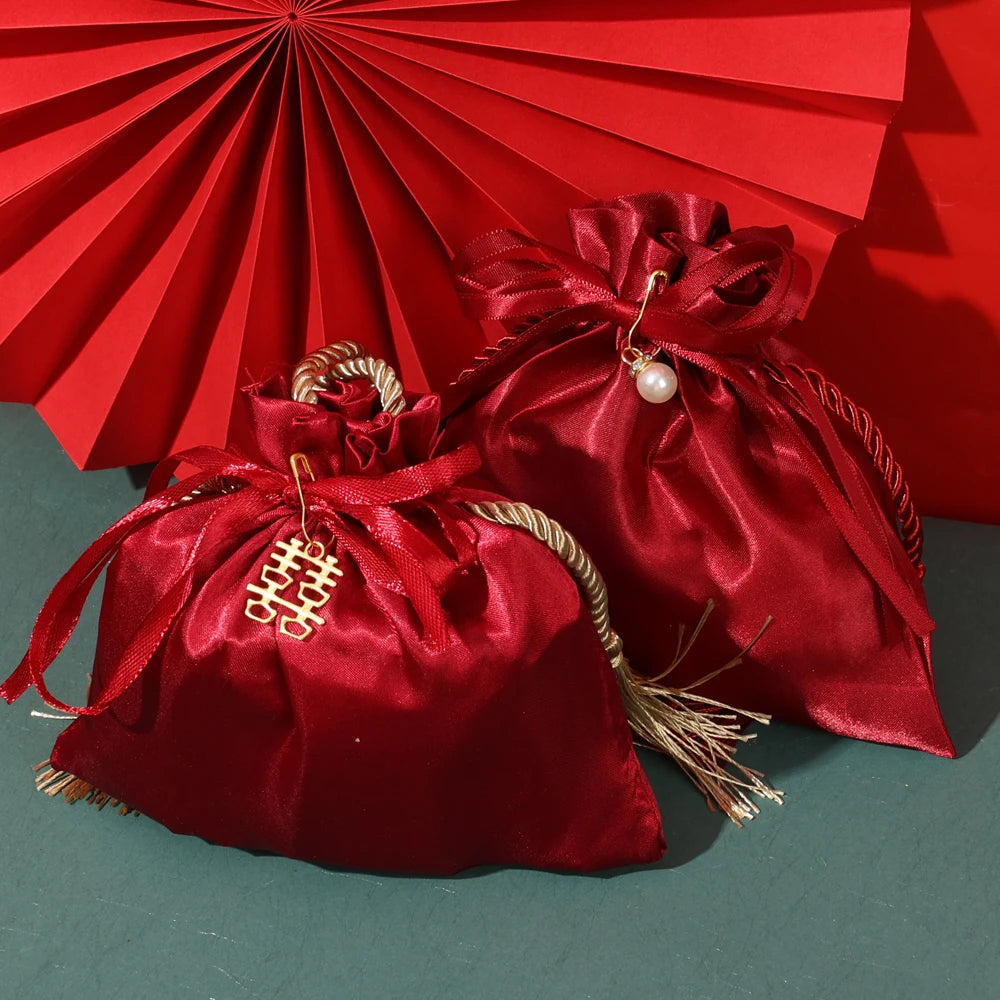 Sacchetto di stoffa con coulisse per i regali degli ospiti delle nozze, colore rosso.