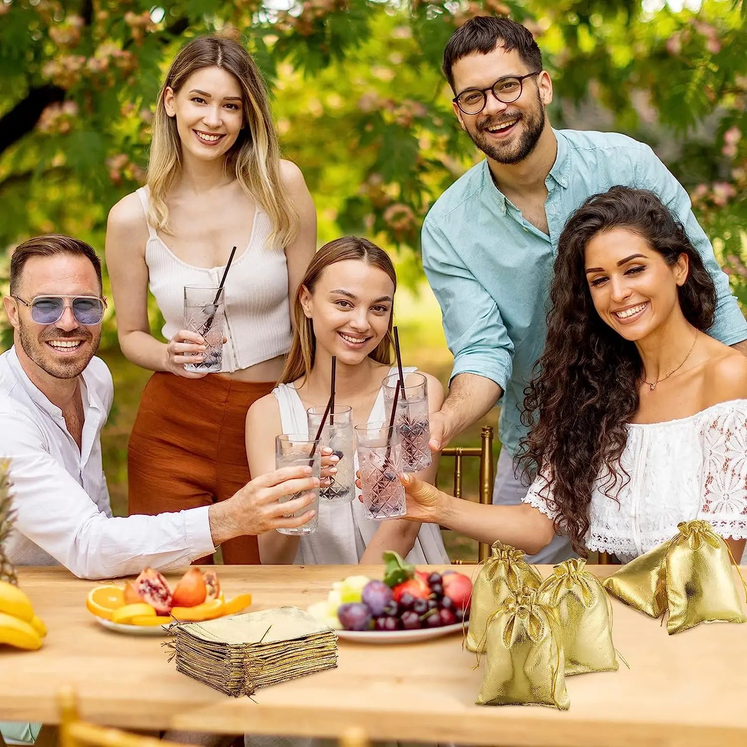 Sacchetti regalo con coulisse color oro e colorati per eventi.