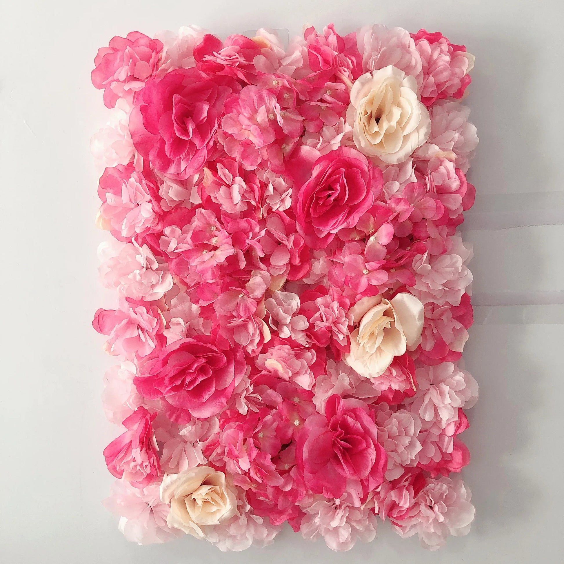 Sfondo decorativo per pareti con fiori artificiali di rose di seta rosa