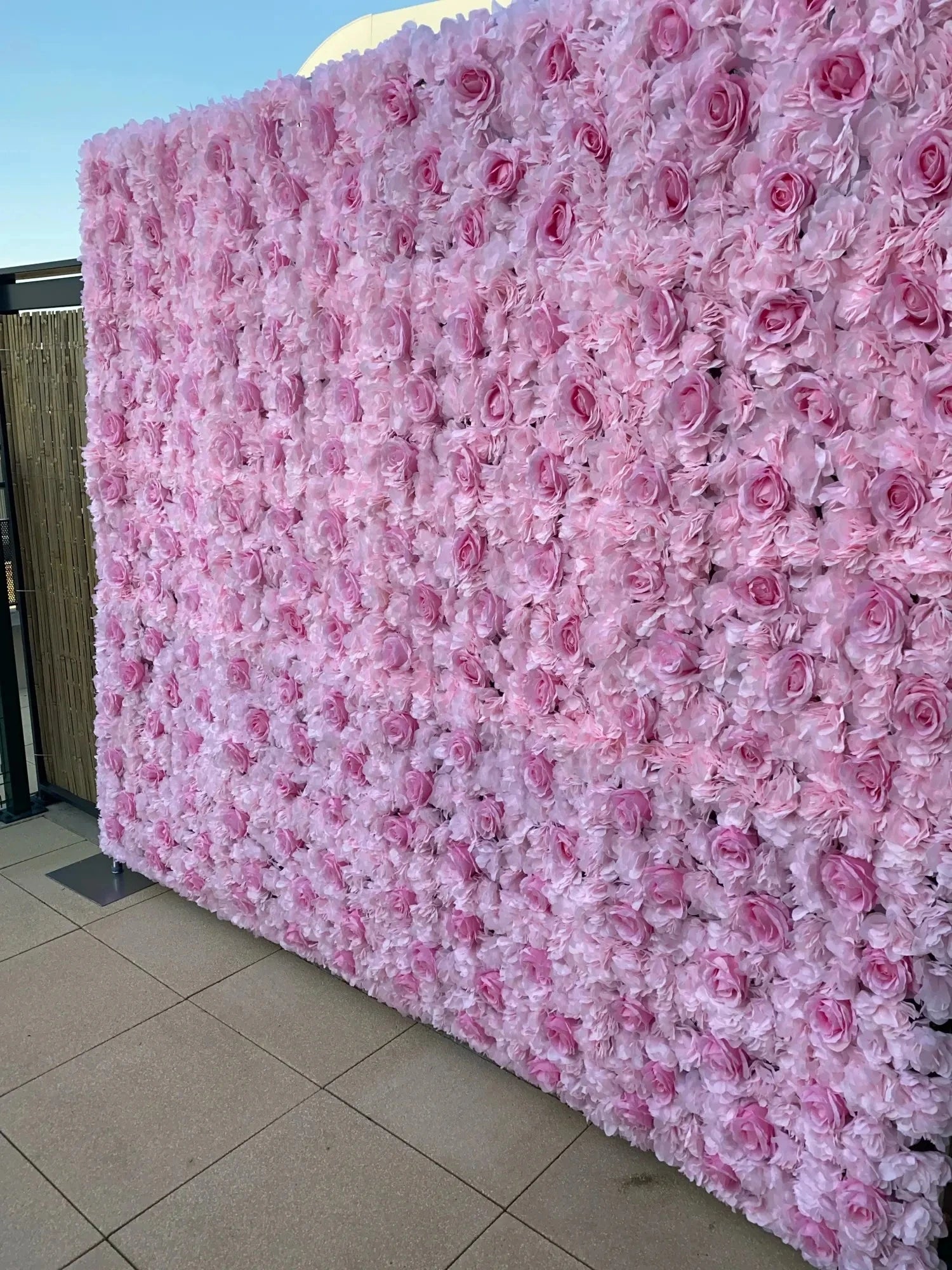 Sfondo decorativo per pareti con fiori artificiali di rose di seta rosa