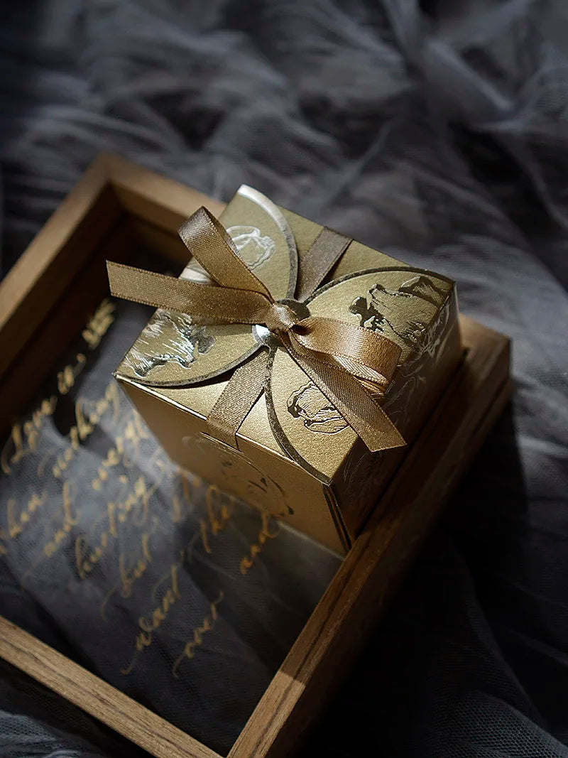 Cajas de cartón para regalo con forma de tulipán y flores para dulces.