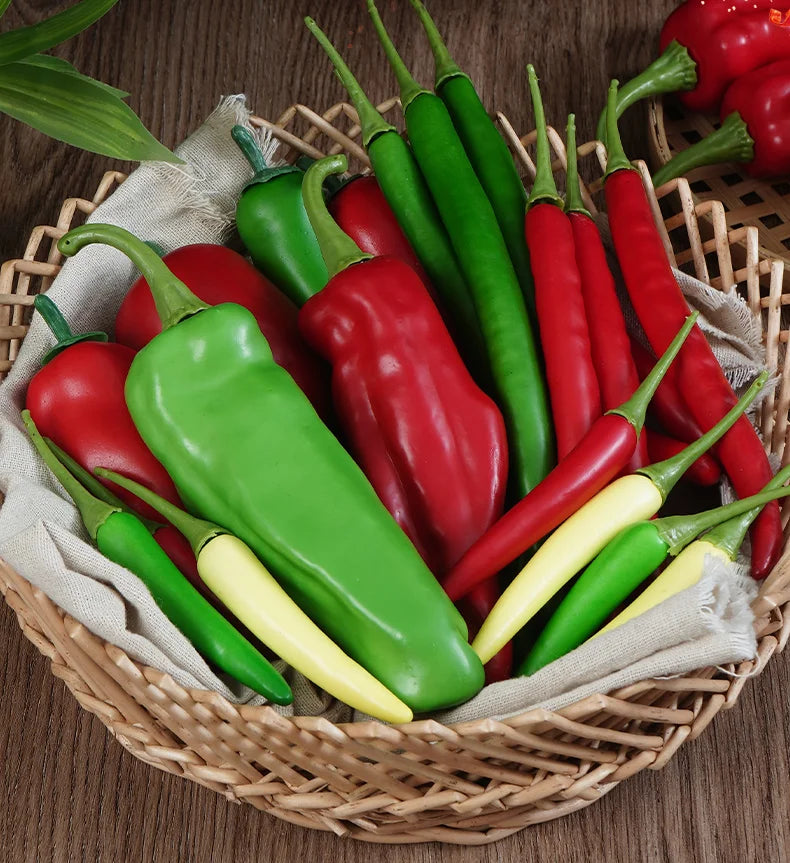 Künstliche Dekorationen, simuliertes Gemüse.