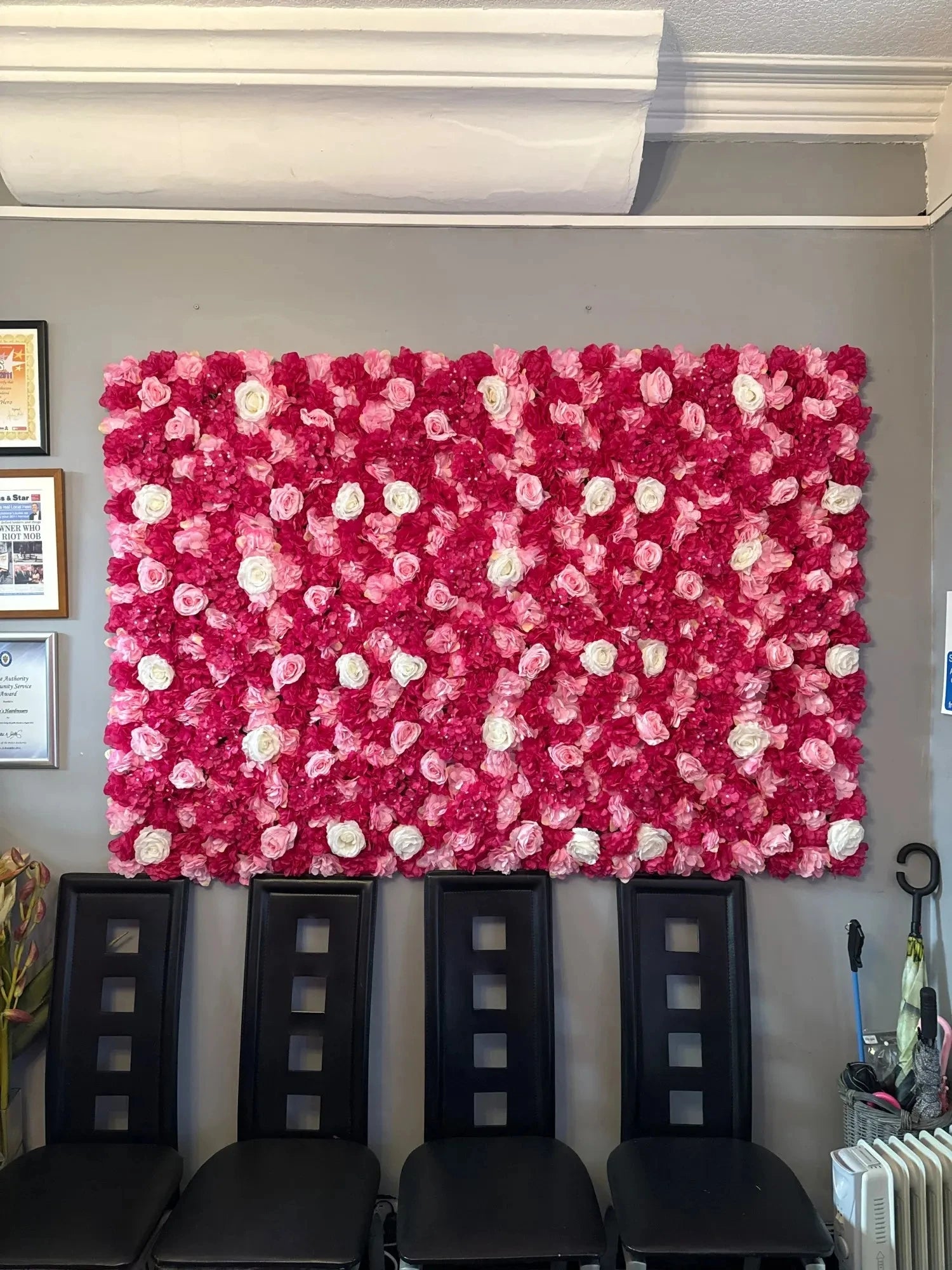 Sfondo decorativo per pareti con fiori artificiali di rose di seta rosa