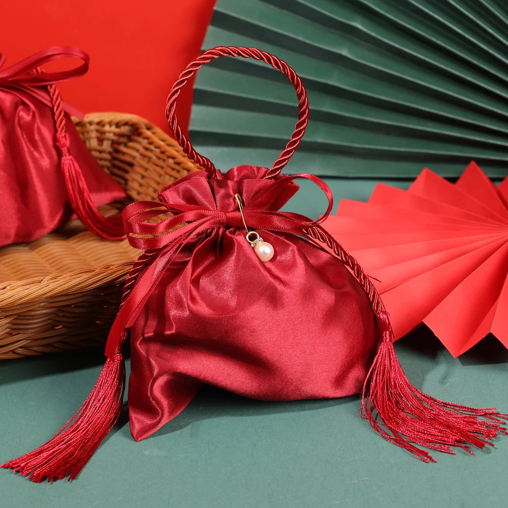 Sacchetto di stoffa con coulisse per i regali degli ospiti delle nozze, colore rosso.