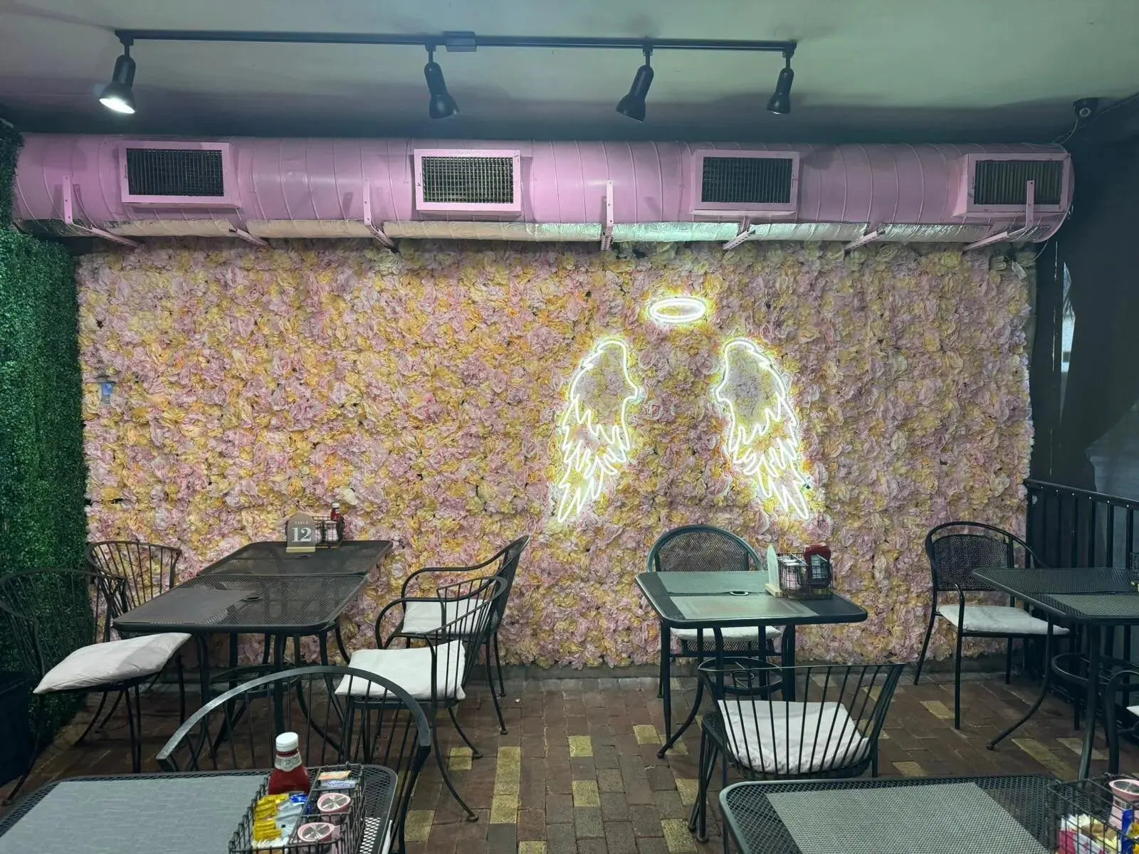 Sfondo decorativo per pareti con fiori artificiali di rose di seta rosa