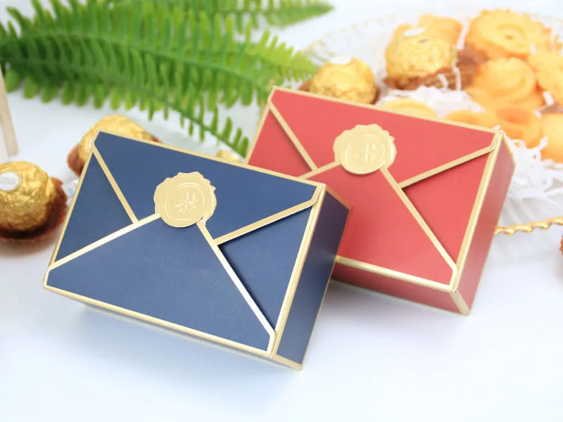 Nuove scatole regalo a forma di busta per bomboniere di nozze.