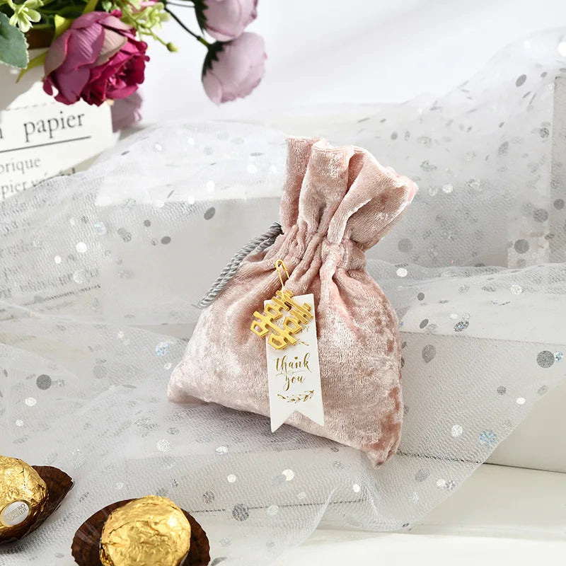 Bolsa de terciopelo con borlas y cordón de tela.