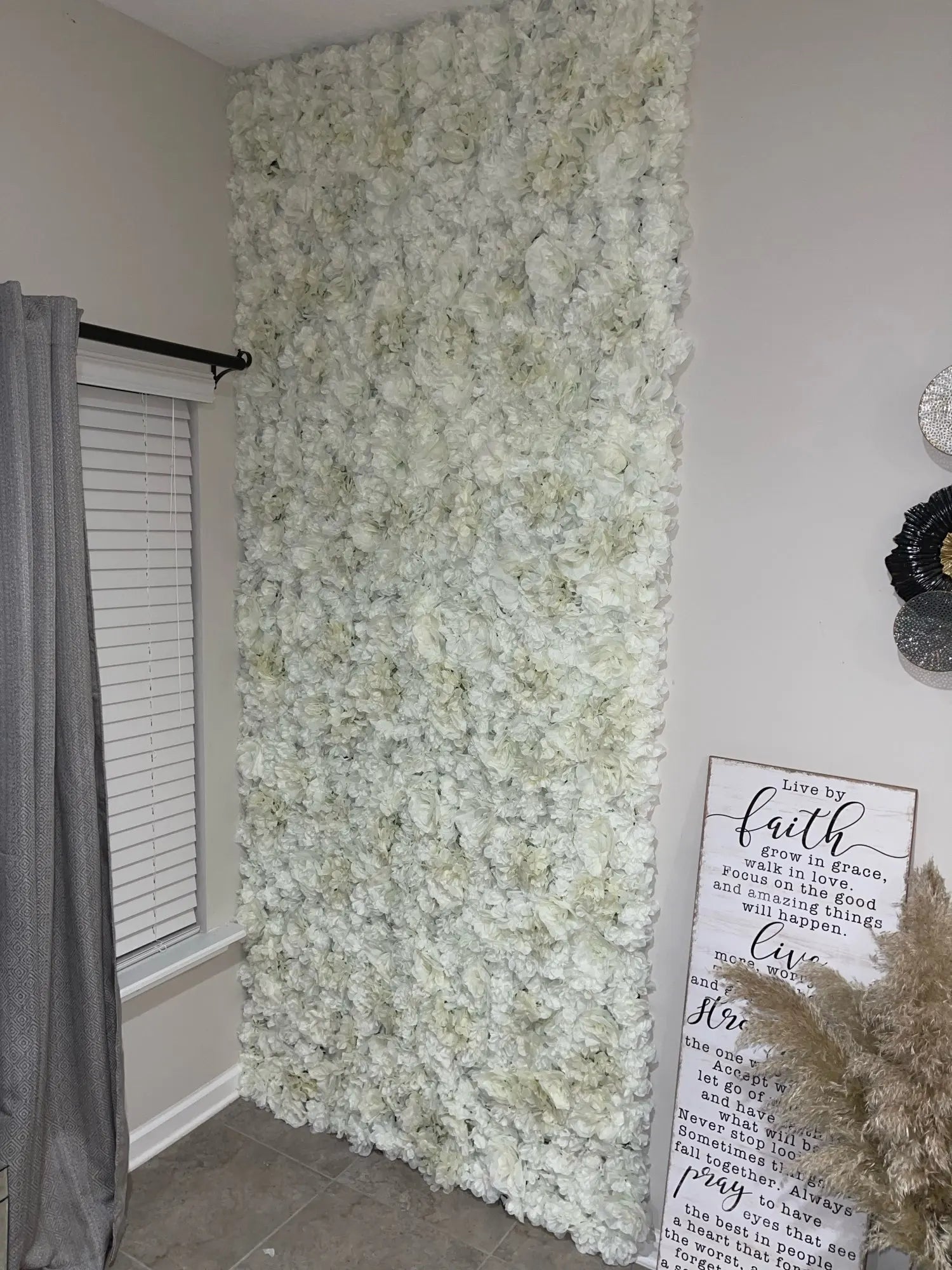 Sfondo decorativo per pareti con fiori artificiali di rose di seta rosa