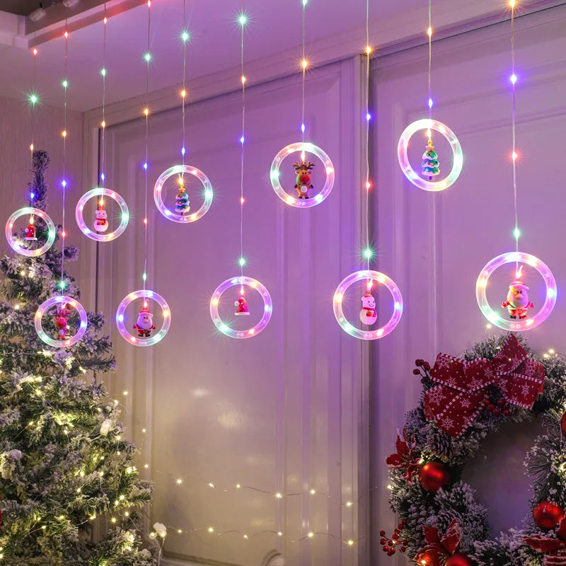 Cortina de luces navideñas con forma de estrella y Papá Noel.