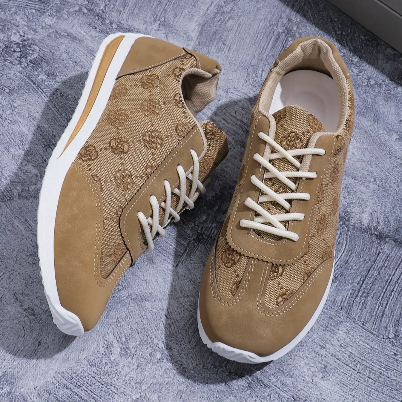 Sneakers da donna traspiranti con cinturino incrociato e bocca firmata