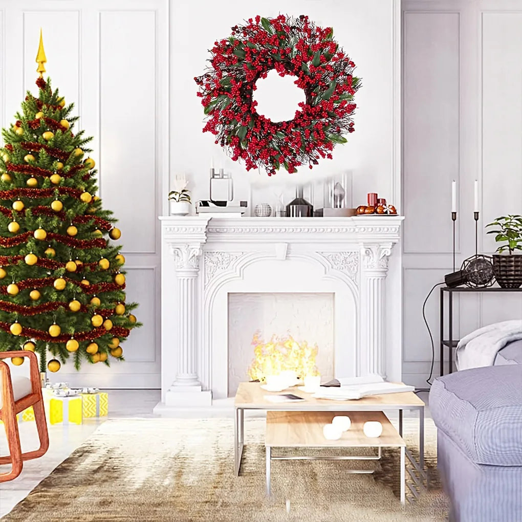 Ghirlande natalizie con foglie di cipresso e bacche rosse di pino.