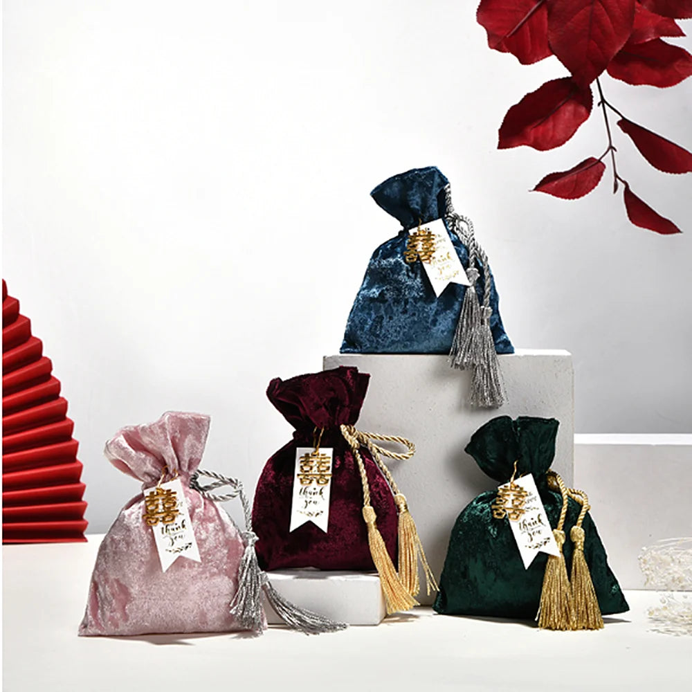 Bolsa de terciopelo con borlas y cordón de tela.