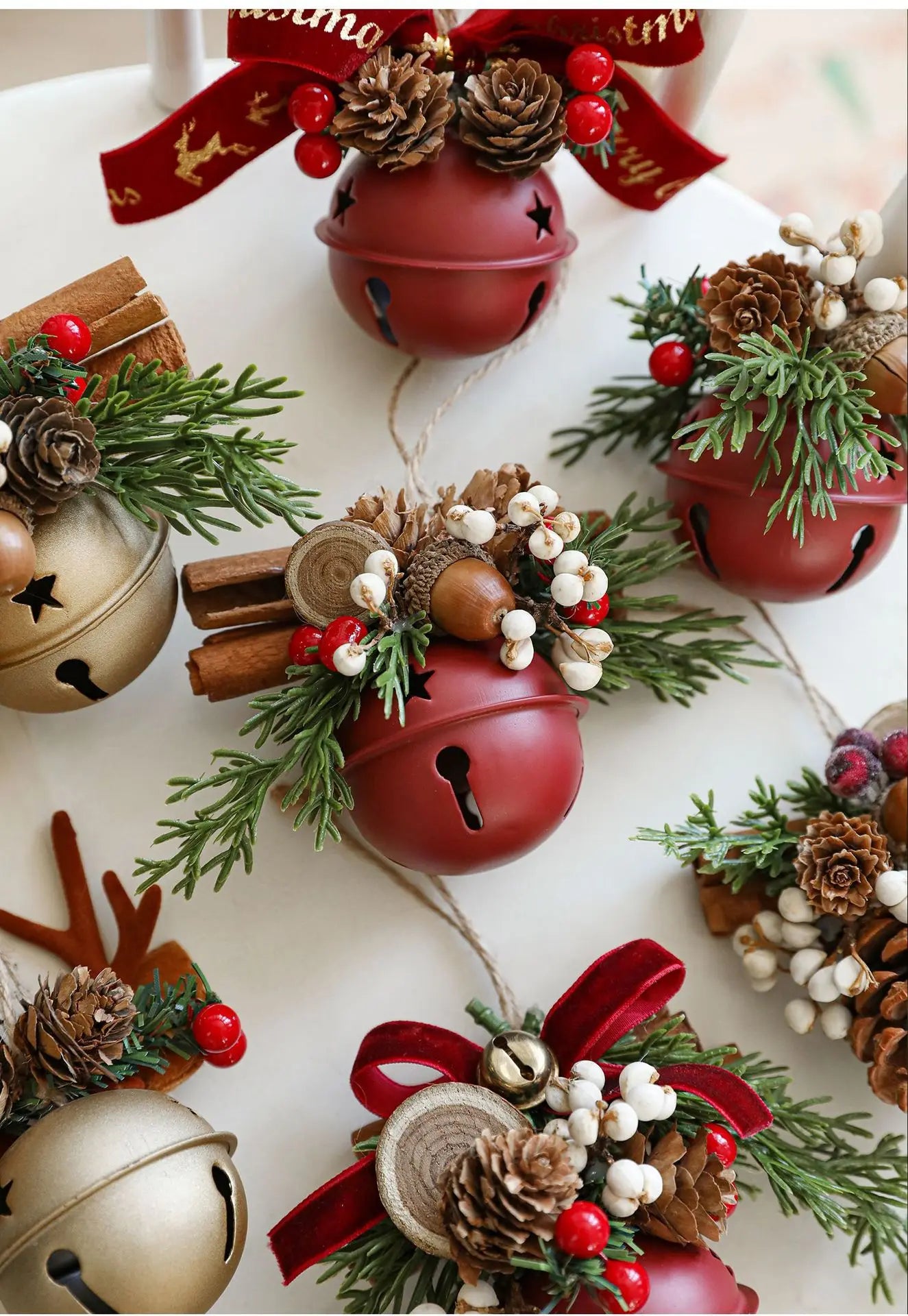 Campanelli di Natale, corna, fiocchi, pigne, albero di Natale.