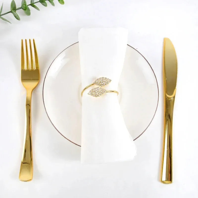 Anelli per tovaglioli con foglie, eleganti decorazioni da tavola in foglia d'oro.