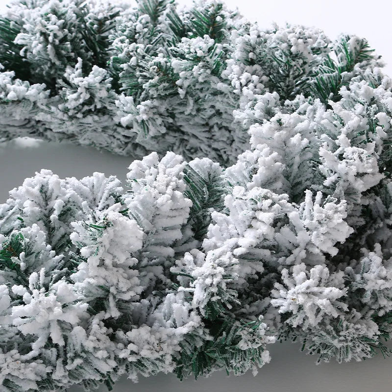 Ghirlanda natalizia verde con strisce di rattan e foglie di pino artificiali