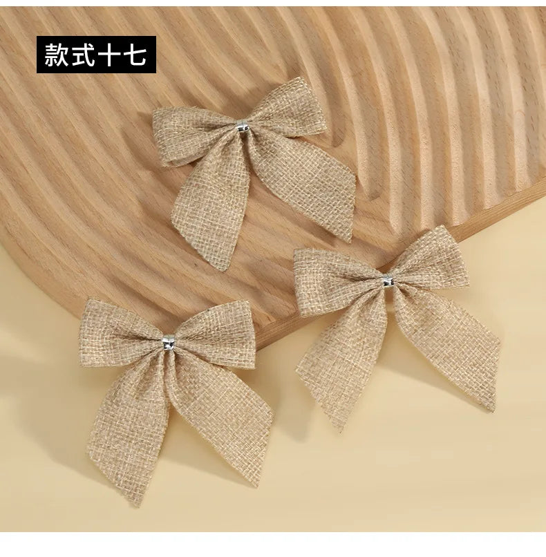 Lazos navideños Lazos dorados y rojos.