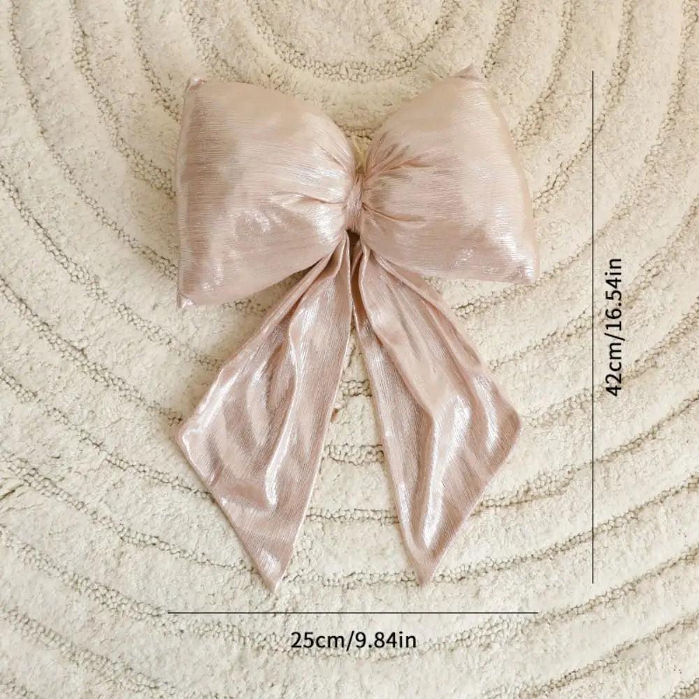 Decorazione natalizia con fiocchi rossi di grandi dimensioni per la punta dell'albero.