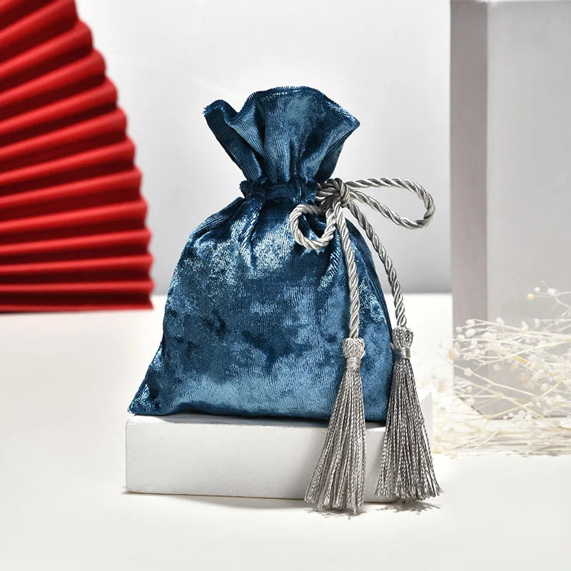 Borsa in velluto con coulisse e nappa.