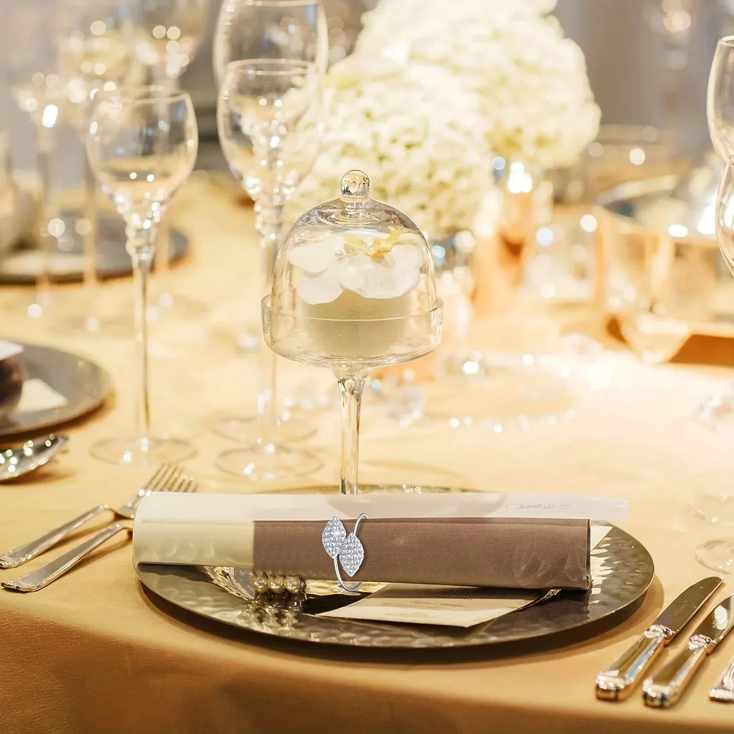 Anelli per tovaglioli con foglie, eleganti decorazioni da tavola in foglia d'oro.