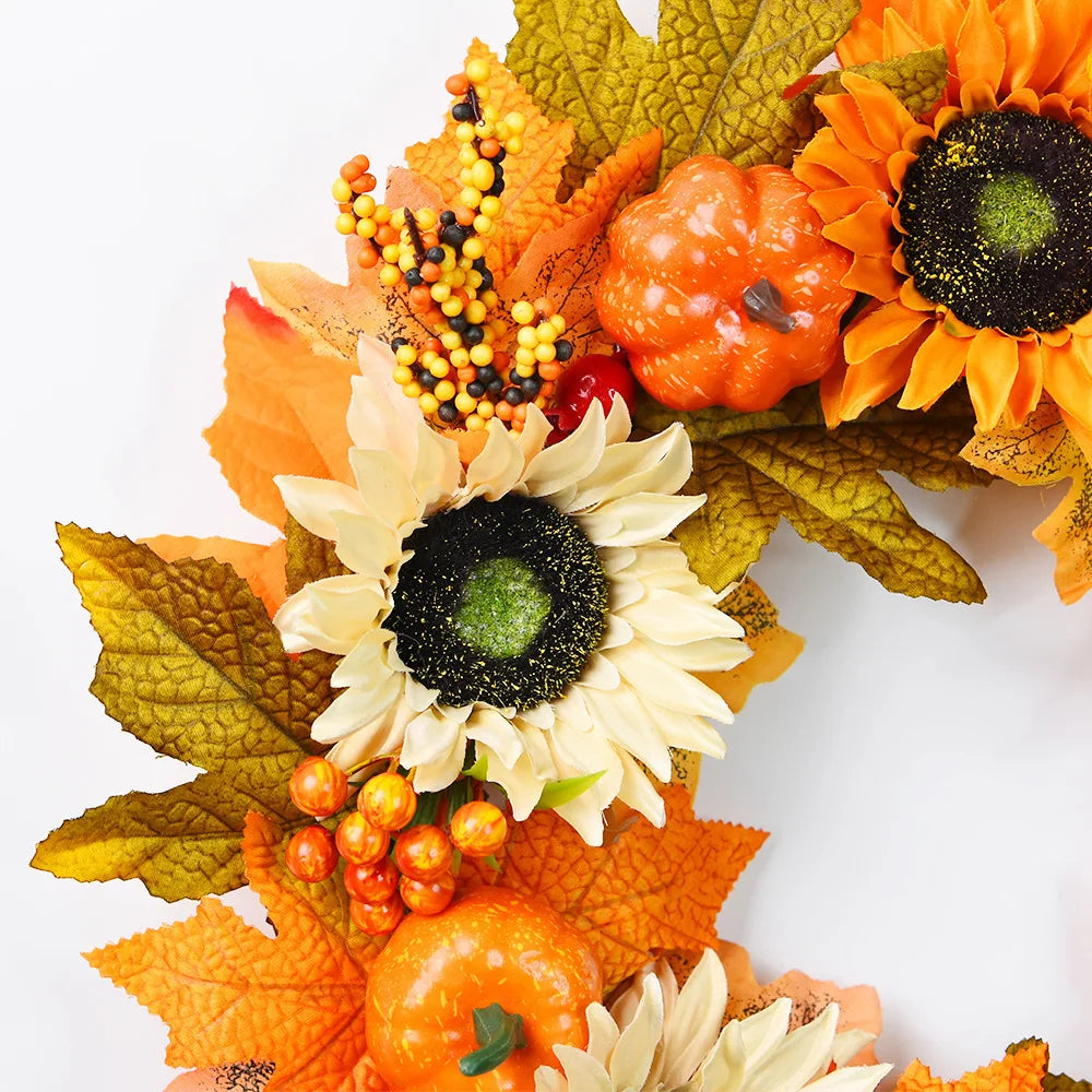 Corona navideña con calabaza, bayas, piñas y arce para decoración del hogar.