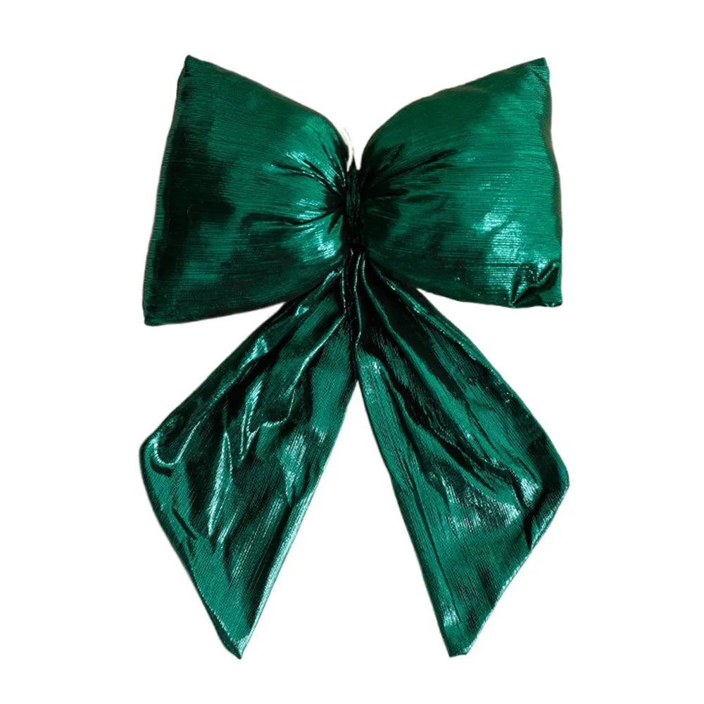 Decorazione natalizia con fiocchi rossi di grandi dimensioni per la punta dell'albero.