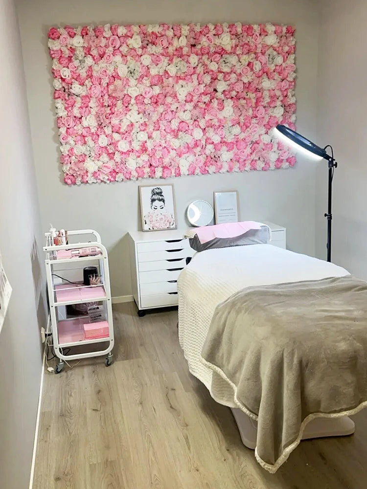 Sfondo decorativo per pareti con fiori artificiali di rose di seta rosa